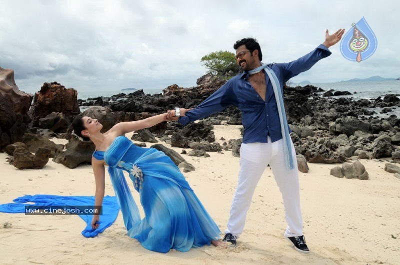 Siruthai Tamil Movie Stills - 40 / 64 photos