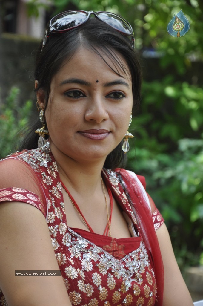 Siruvani Tamil Movie Hot Photos - 53 / 88 photos