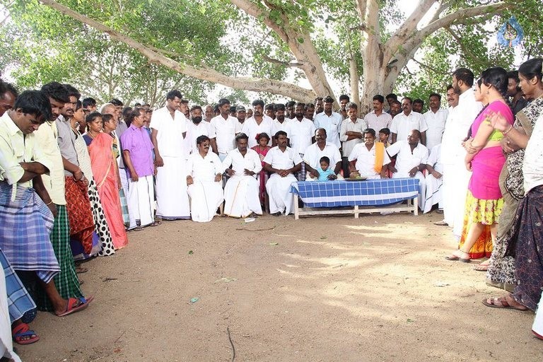 Sivappu Manithargal Tamil Movie Photos - 13 / 41 photos