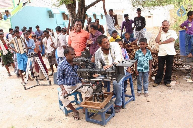 Sivappu Manithargal Tamil Movie Photos - 22 / 41 photos