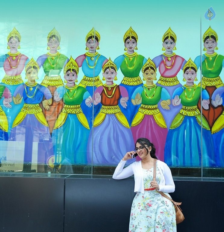 Inji Iduppazhagi Tamil Film Photos - 15 / 49 photos