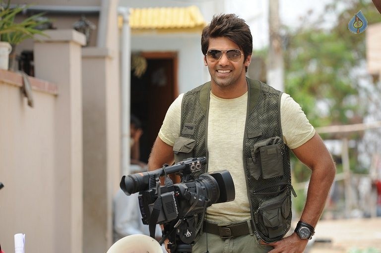 Inji Iduppazhagi Tamil Film Photos - 17 / 49 photos