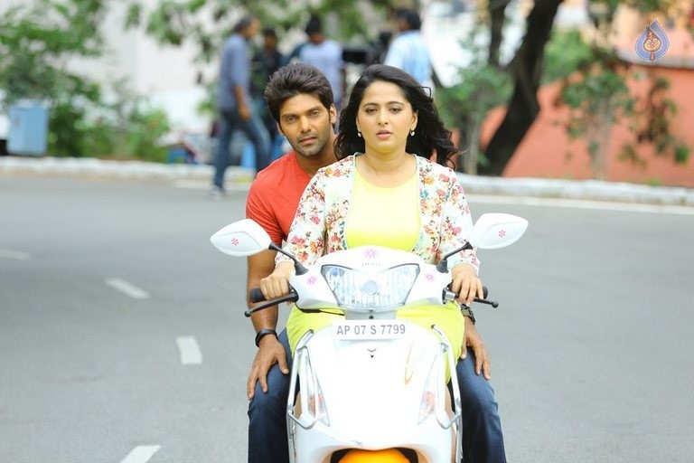 Inji Iduppazhagi Tamil Film Photos - 19 / 49 photos