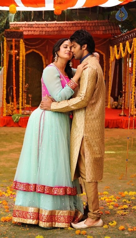 Inji Iduppazhagi Tamil Film Photos - 21 / 49 photos