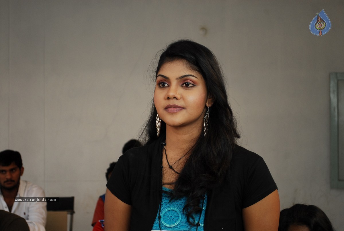 Snehame Thoduga Movie Stills - 31 / 142 photos