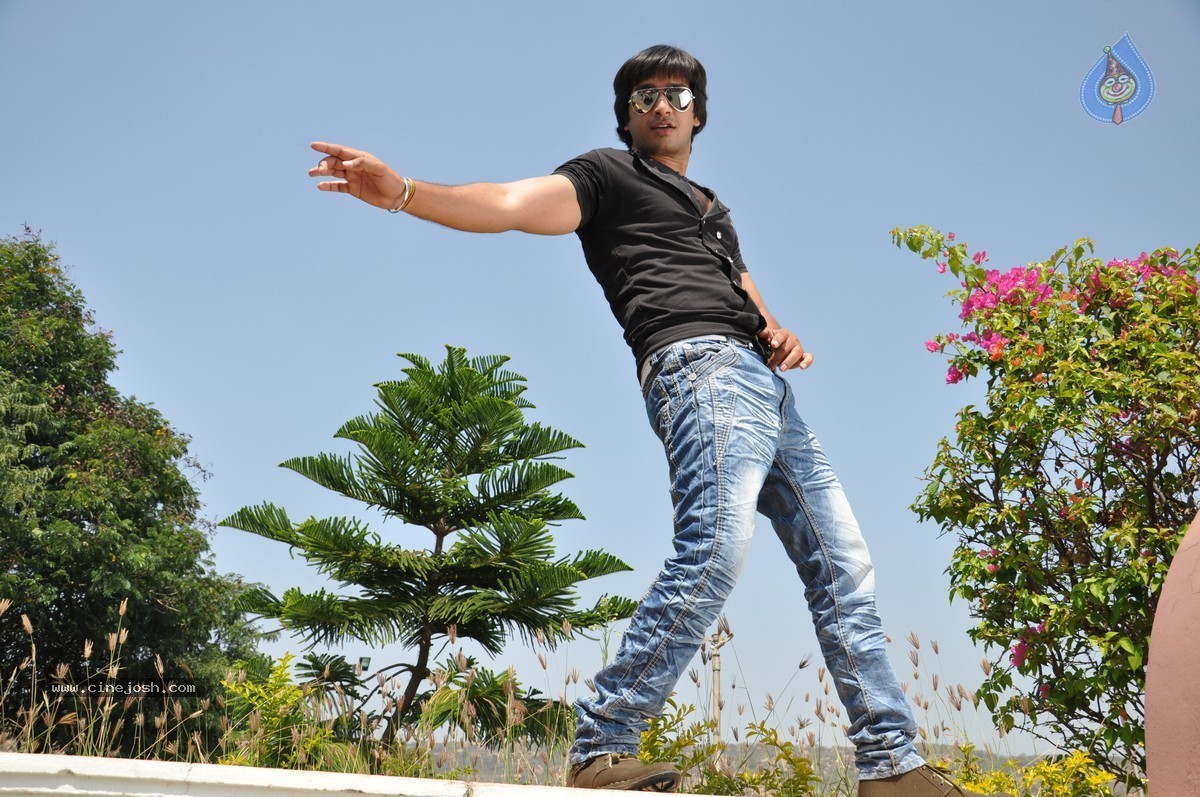 Snehame Thoduga Movie Stills - 66 / 142 photos