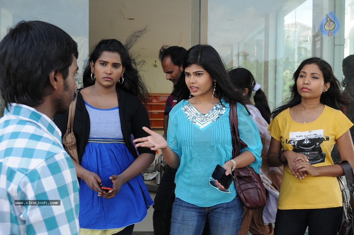Snehame Thoduga Movie Stills - 122 / 142 photos