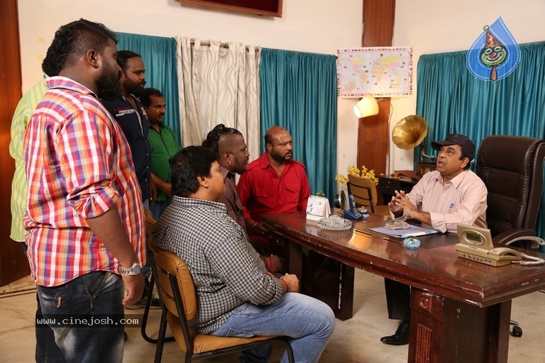 Soda Golisoda Movie Stills - 23 / 33 photos