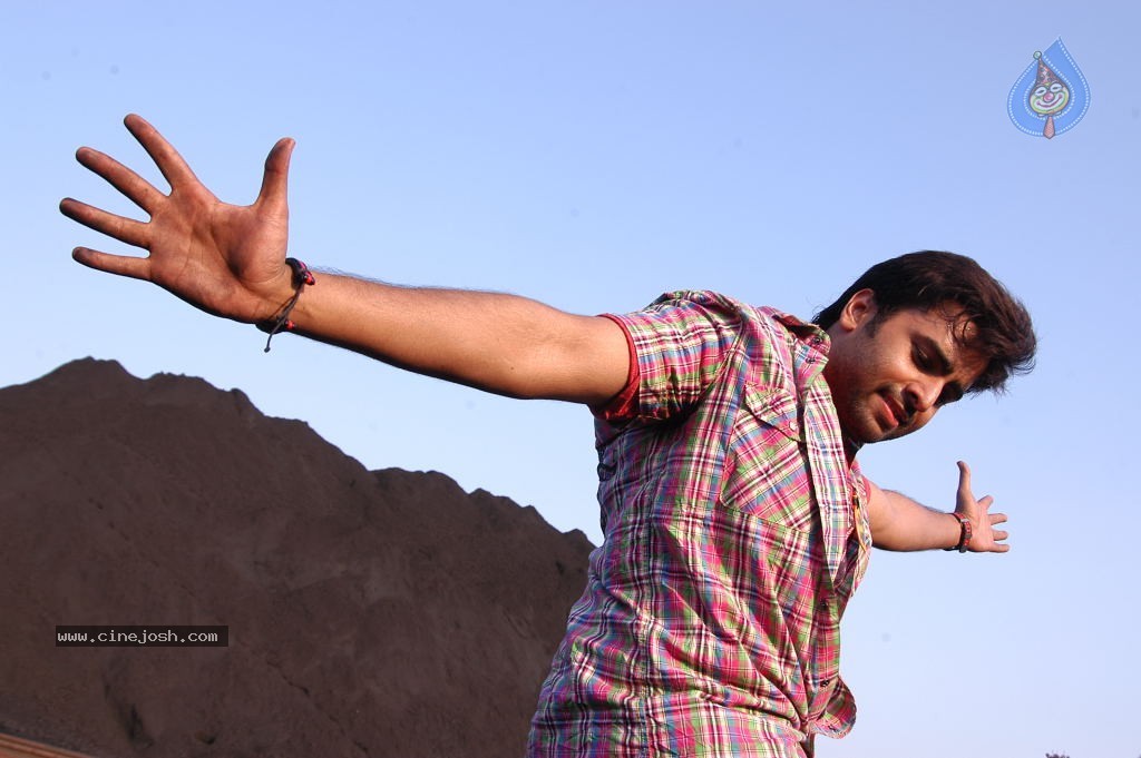 Solo Movie Stills - 2 / 7 photos