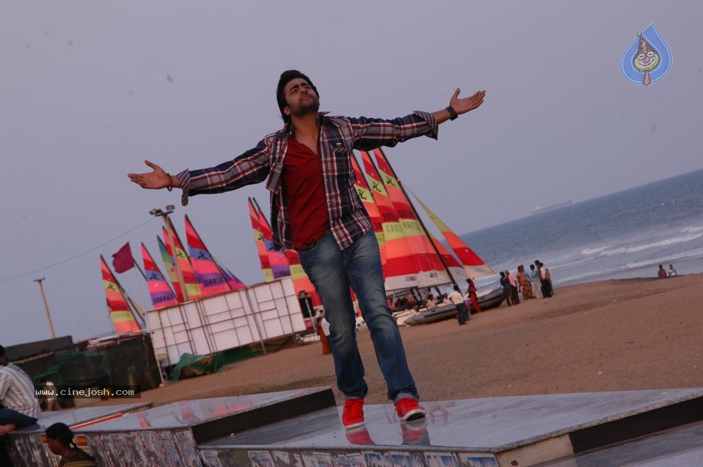 Solo Movie Stills - 5 / 7 photos