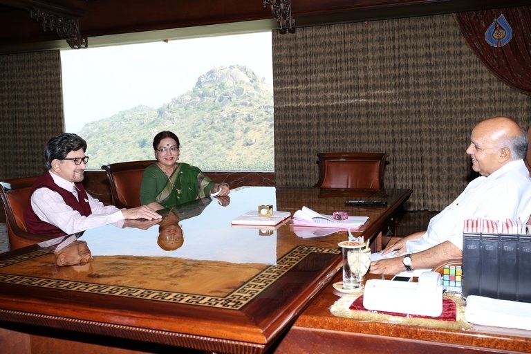 Sri Sri Movie Photos - 41 / 82 photos