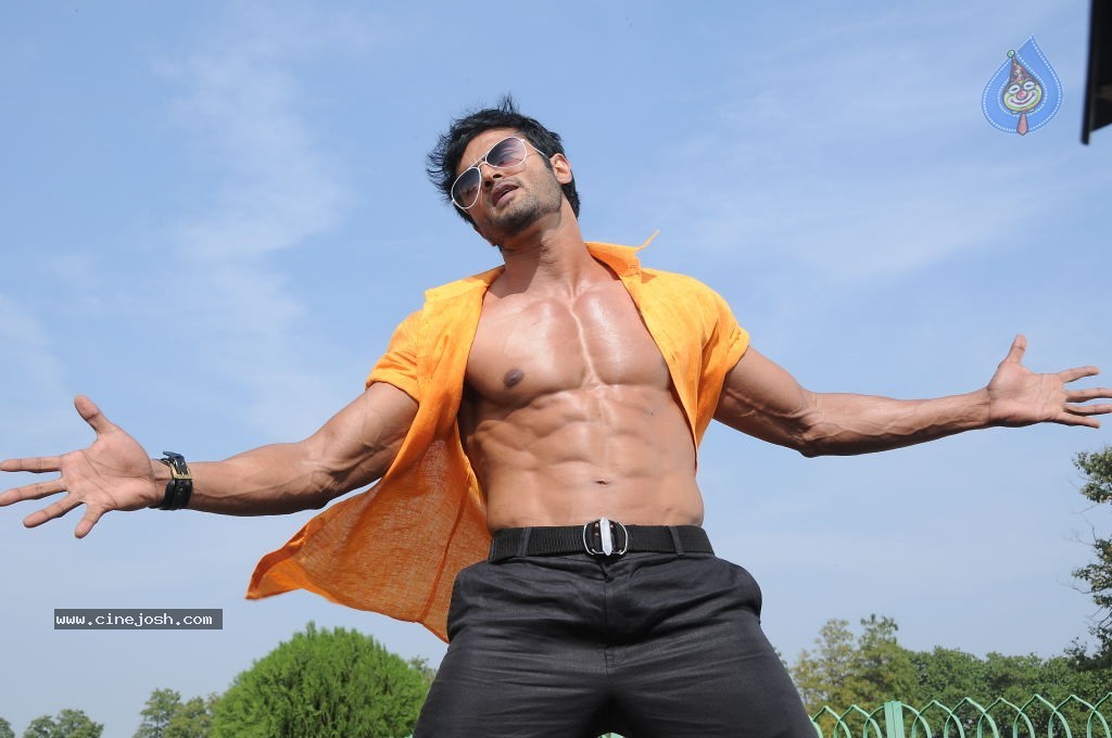 Sudheer Babu Six Pack Stills in Aadu Magadraa Bujji - 3 / 42 photos