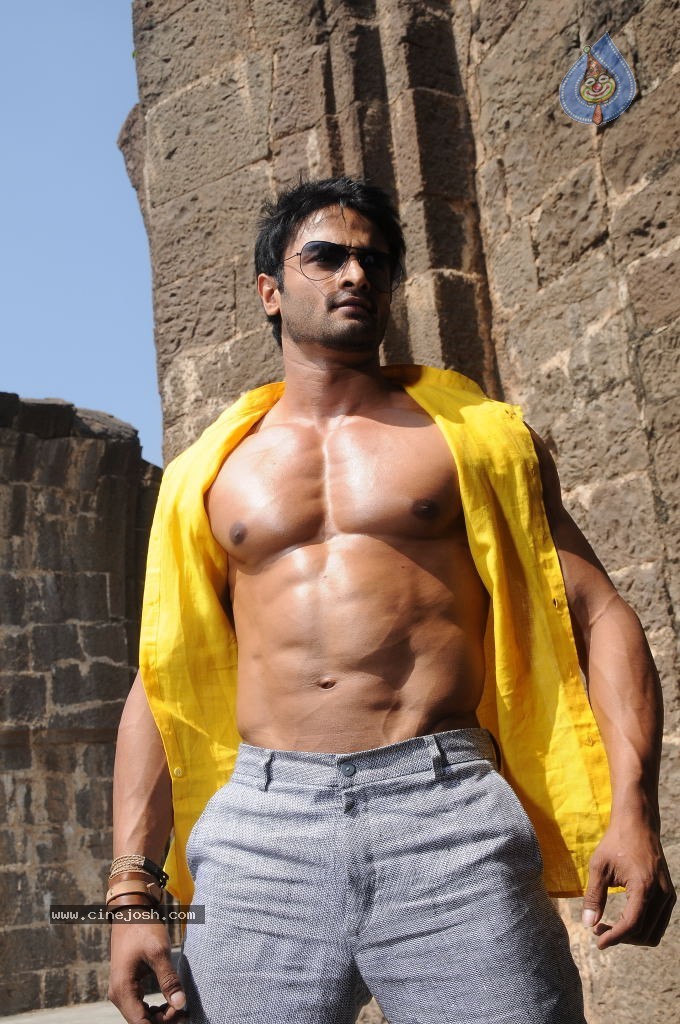Sudheer Babu Six Pack Stills in Aadu Magadraa Bujji - 5 / 42 photos