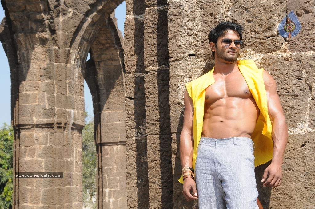 Sudheer Babu Six Pack Stills in Aadu Magadraa Bujji - 7 / 42 photos