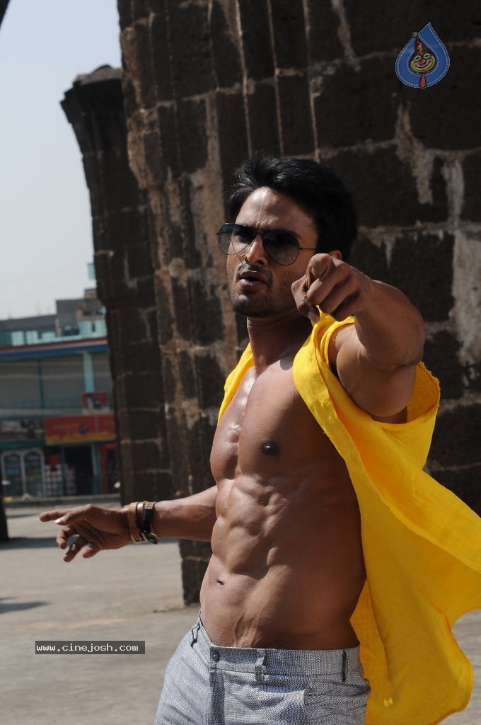 Sudheer Babu Six Pack Stills in Aadu Magadraa Bujji - 9 / 42 photos