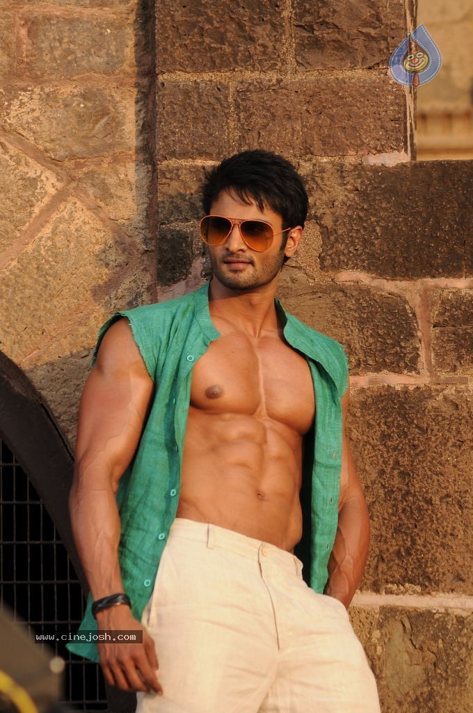 Sudheer Babu Six Pack Stills in Aadu Magadraa Bujji - 10 / 42 photos