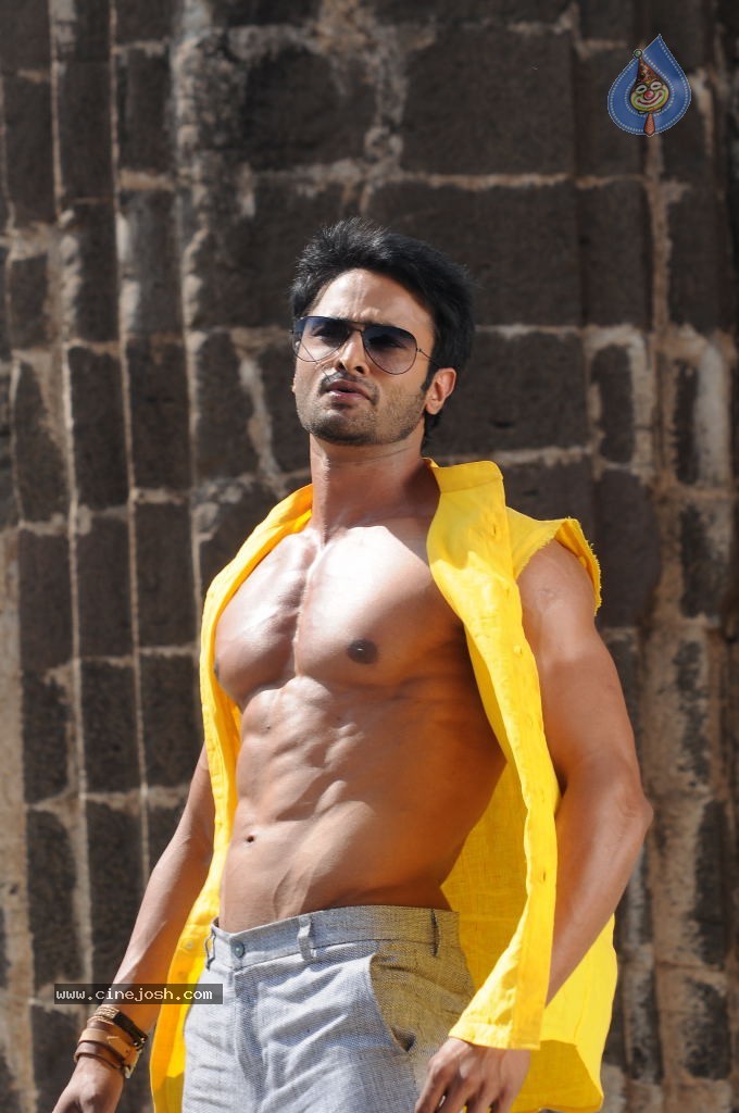 Sudheer Babu Six Pack Stills in Aadu Magadraa Bujji - 14 / 42 photos