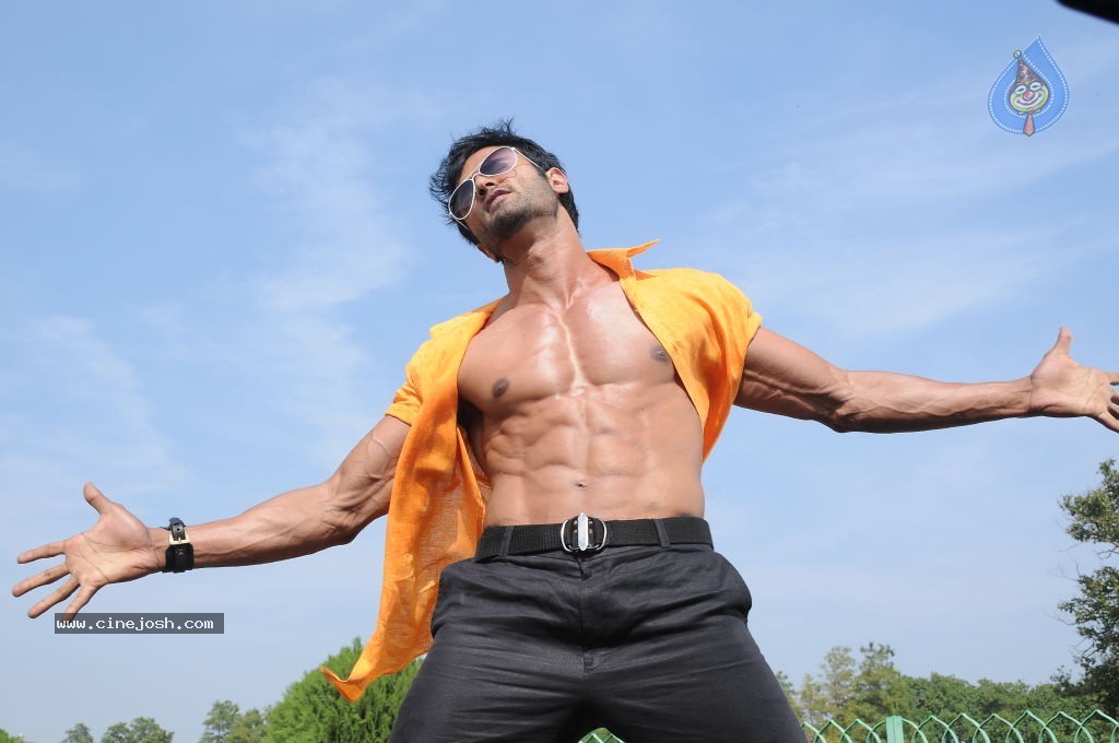 Sudheer Babu Six Pack Stills in Aadu Magadraa Bujji - 19 / 42 photos