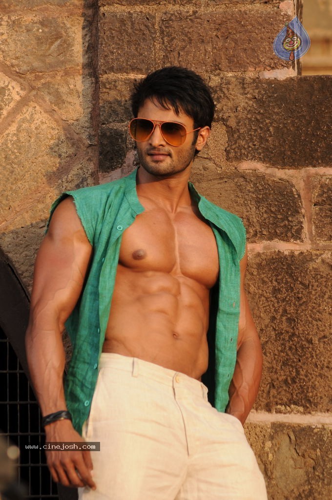 Sudheer Babu Six Pack Stills in Aadu Magadraa Bujji - 21 / 42 photos