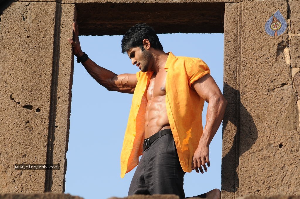 Sudheer Babu Six Pack Stills in Aadu Magadraa Bujji - 24 / 42 photos