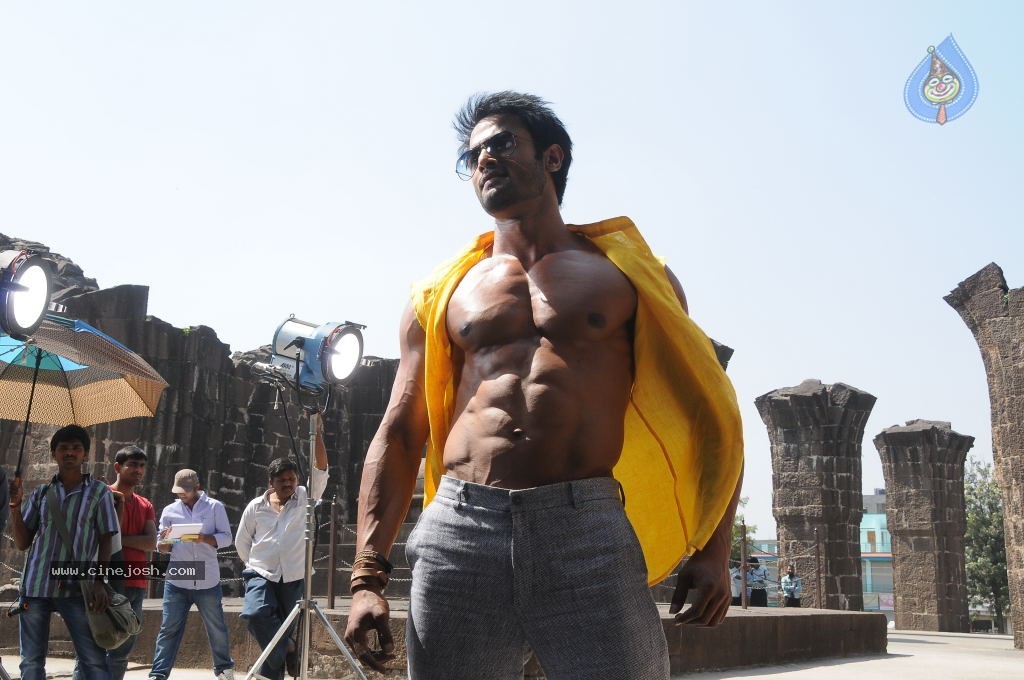 Sudheer Babu Six Pack Stills in Aadu Magadraa Bujji - 34 / 42 photos
