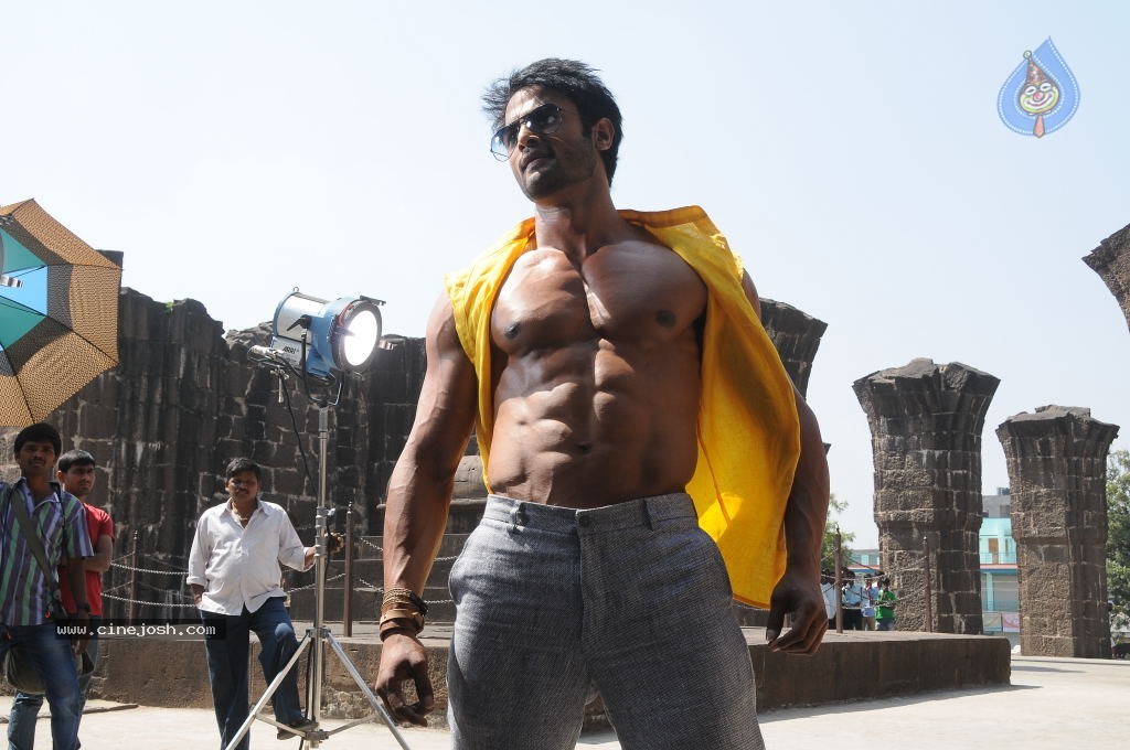Sudheer Babu Six Pack Stills in Aadu Magadraa Bujji - 39 / 42 photos