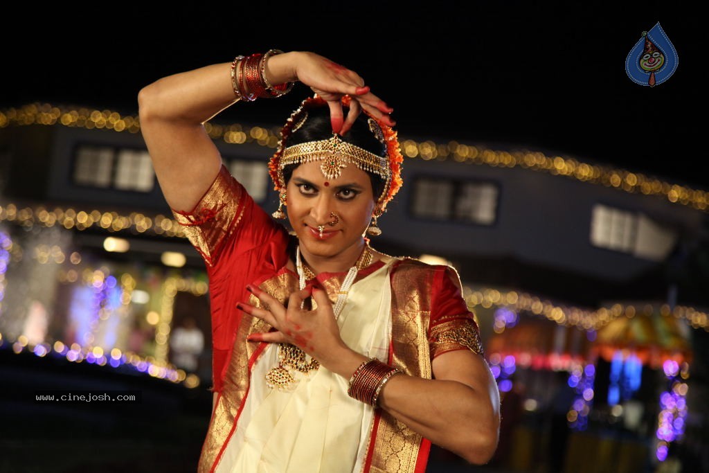 Sumanth Lady Get Up Stills in Emo Gurram Egaravachu - 3 / 38 photos