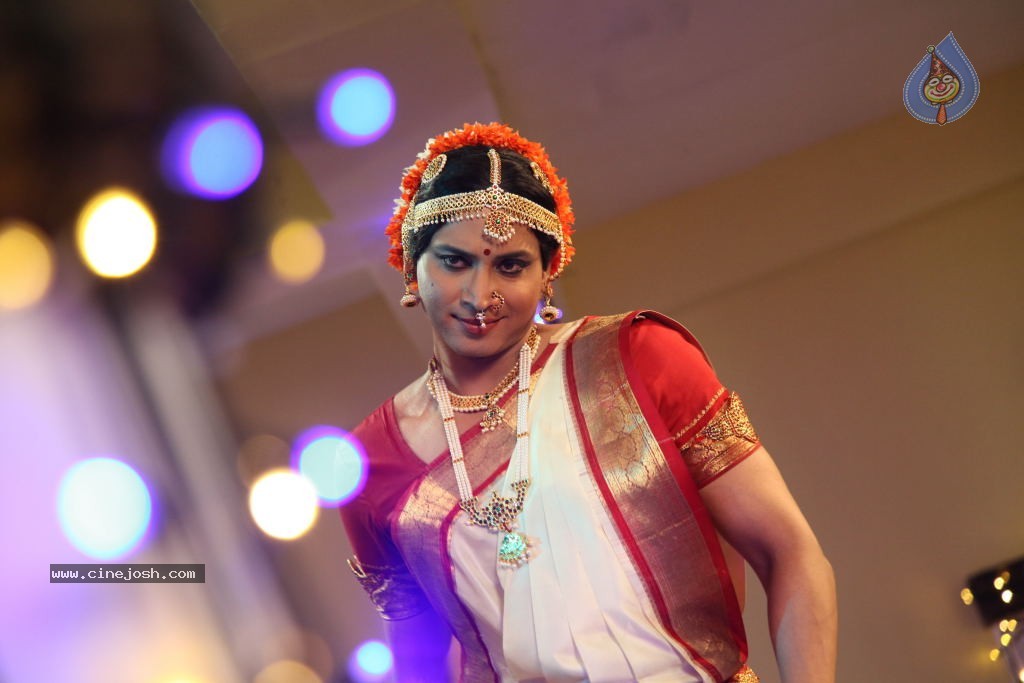 Sumanth Lady Get Up Stills in Emo Gurram Egaravachu - 15 / 38 photos