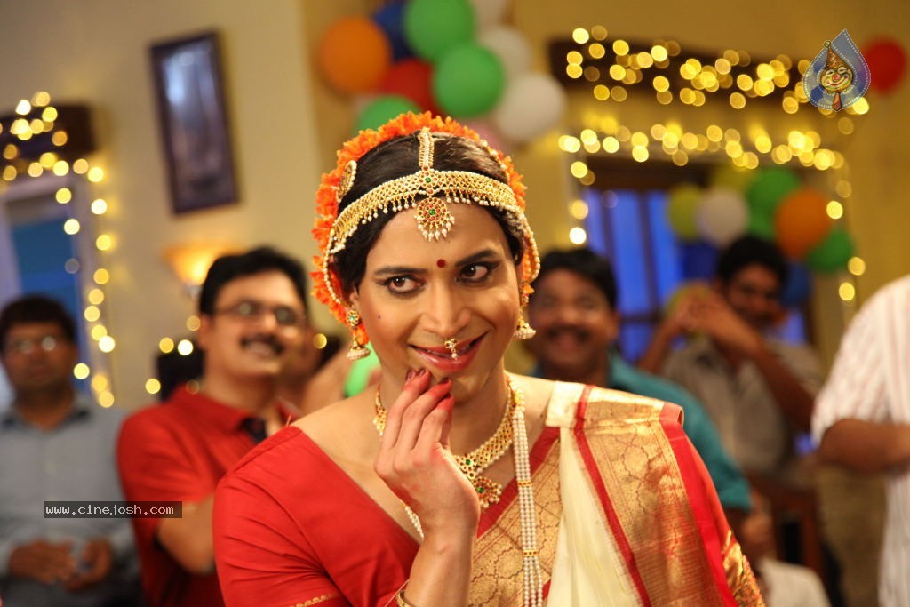 Sumanth Lady Get Up Stills in Emo Gurram Egaravachu - 16 / 38 photos