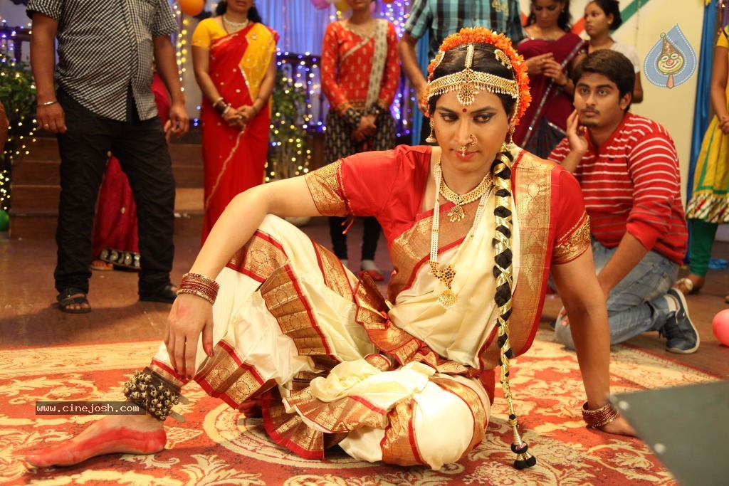 Sumanth Lady Get Up Stills in Emo Gurram Egaravachu - 29 / 38 photos