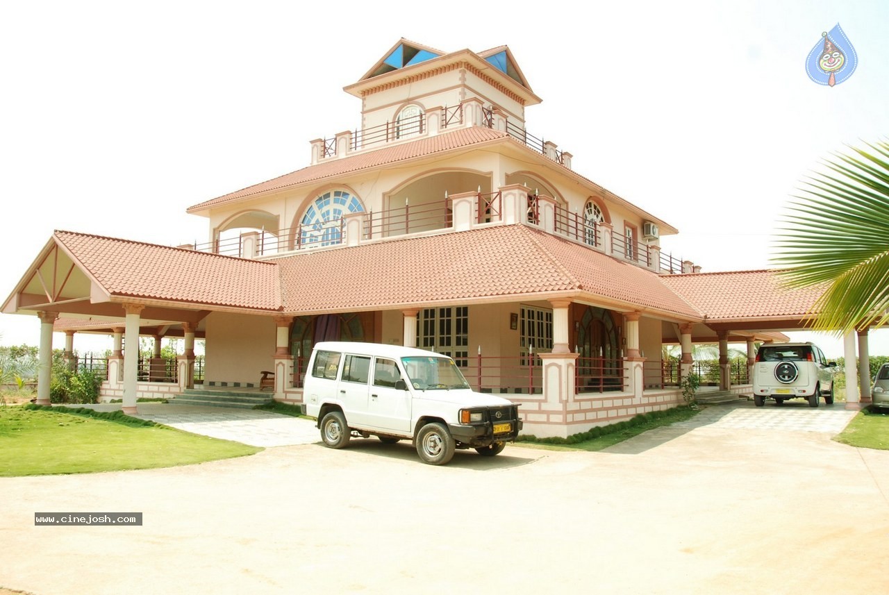 Suri Vs Varalakshmi Stills n Posters - 12 / 37 photos