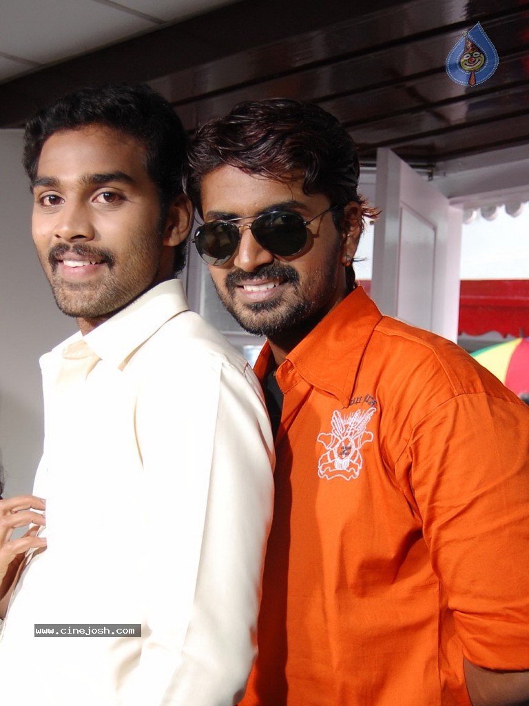 Sutrula Tamil Movie Stills - 10 / 74 photos