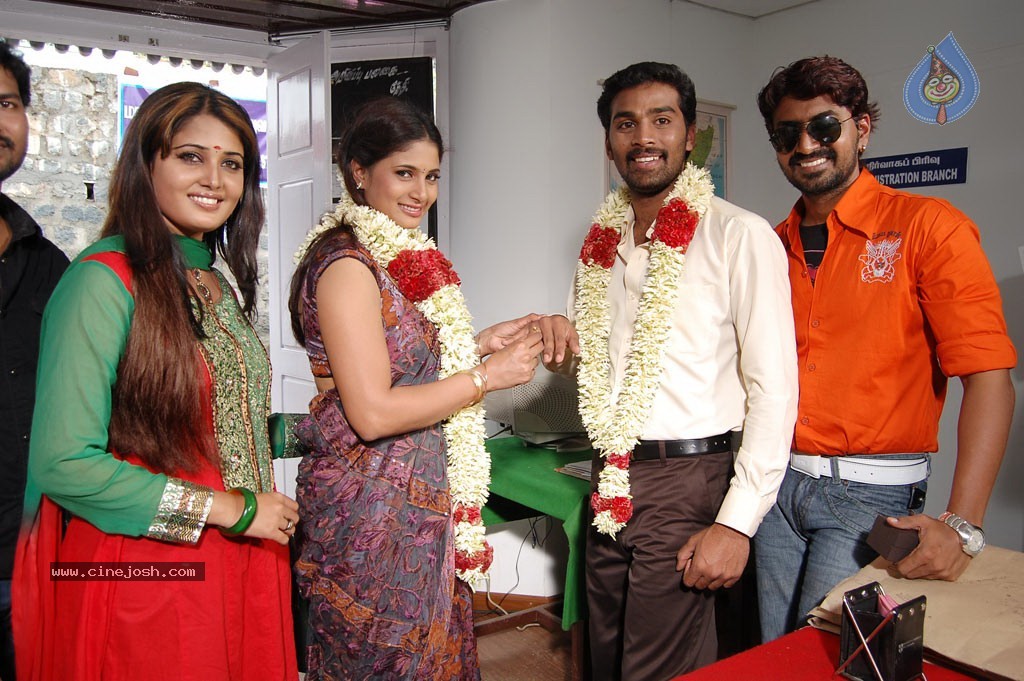 Sutrula Tamil Movie Stills - 12 / 74 photos