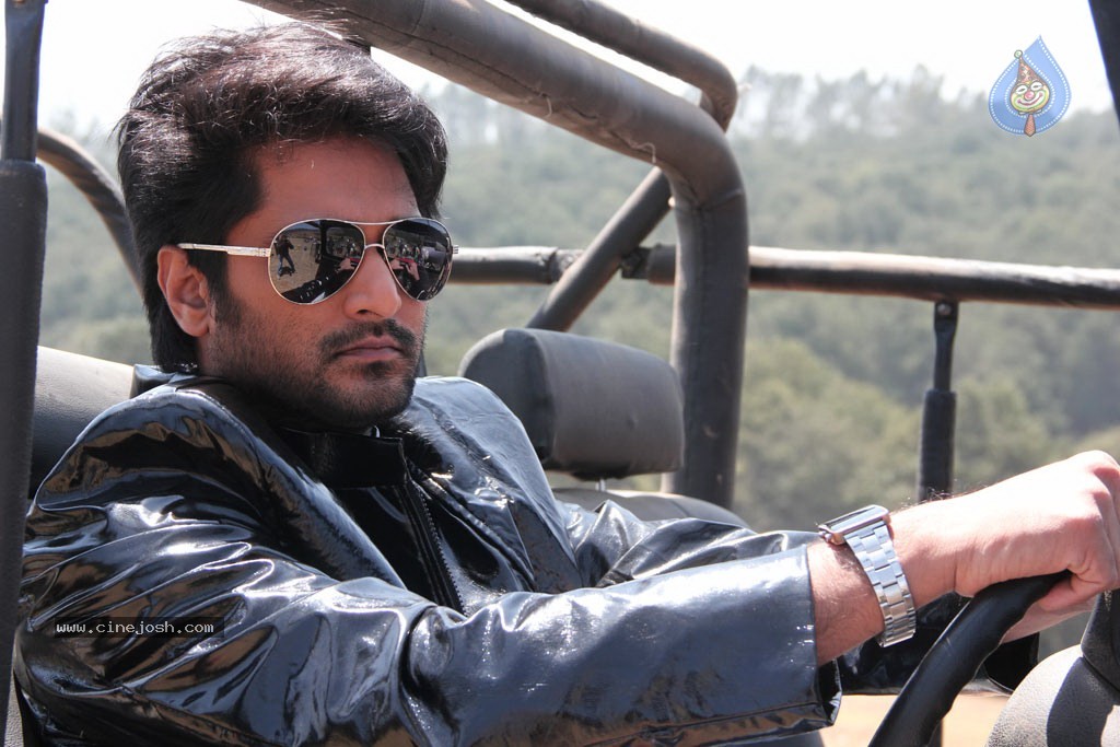 Sutrula Tamil Movie Stills - 15 / 74 photos