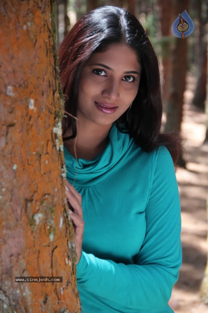 Sutrula Tamil Movie Stills - 17 / 74 photos