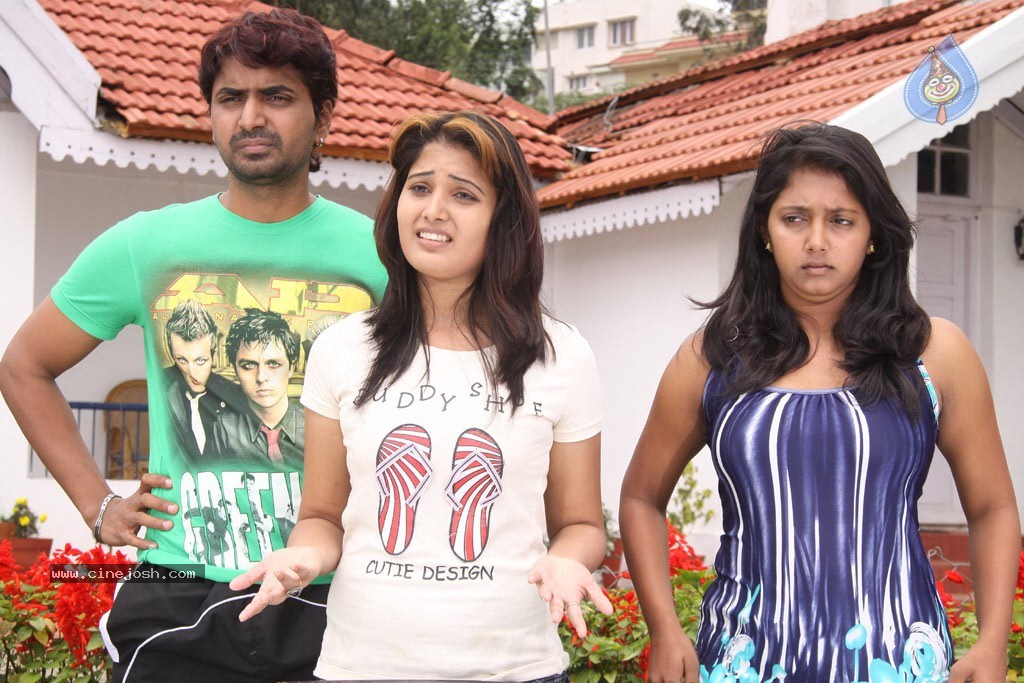 Sutrula Tamil Movie Stills - 71 / 74 photos