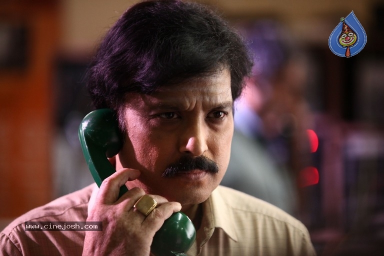 Thaanaa Serndha Koottam Movie Stills - 25 / 28 photos