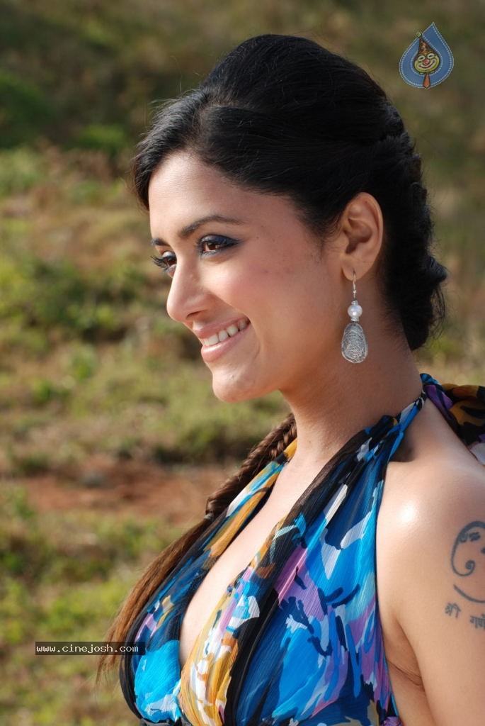 Thadaiyara Thaakka Tamil Movie Stills - 3 / 63 photos