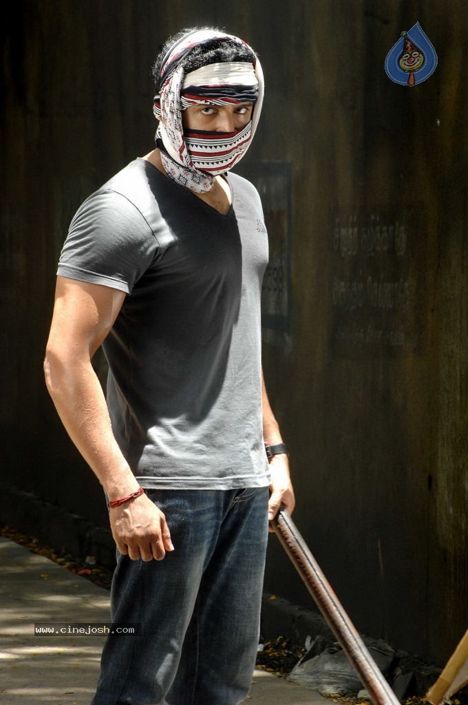 Thadaiyara Thaakka Tamil Movie Stills - 20 / 63 photos