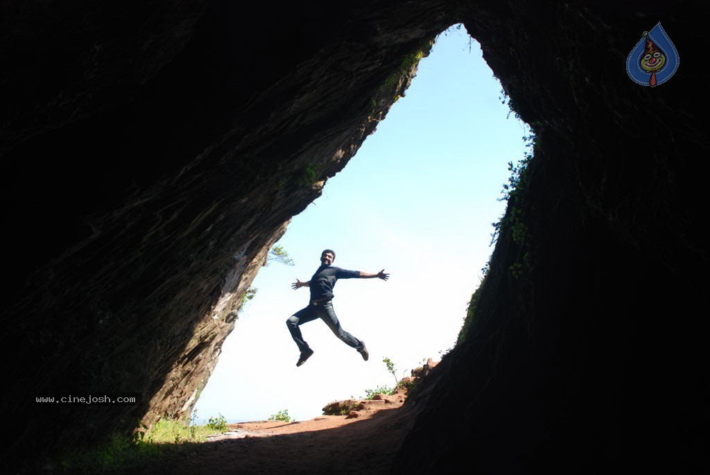 Thadaiyara Thaakka Tamil Movie Stills - 24 / 63 photos