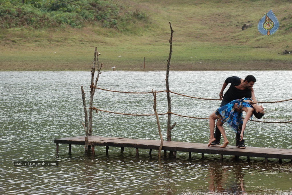 Thadaiyara Thaakka Tamil Movie Stills - 36 / 63 photos