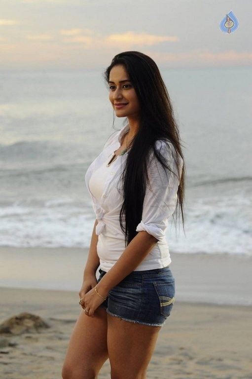 Thakituthaththom Tamil Film Photos - 2 / 29 photos