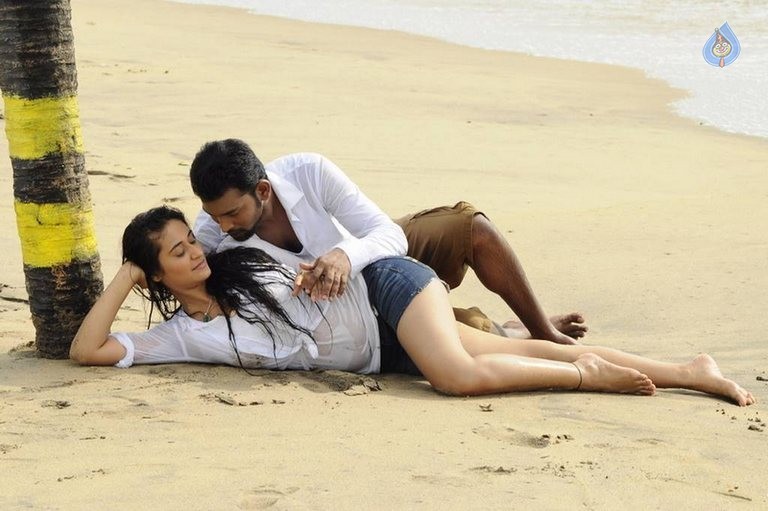 Thakituthaththom Tamil Film Photos - 12 / 29 photos