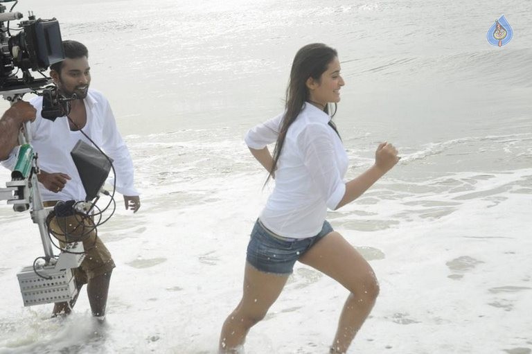 Thakituthaththom Tamil Film Photos - 13 / 29 photos