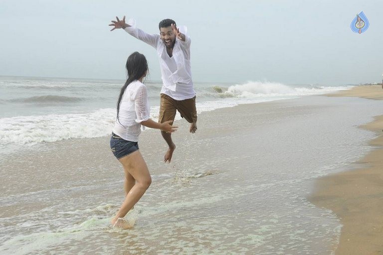 Thakituthaththom Tamil Film Photos - 14 / 29 photos