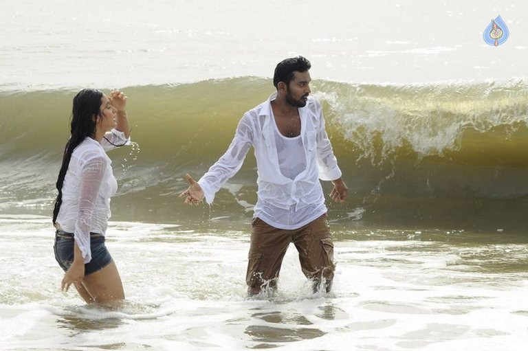 Thakituthaththom Tamil Film Photos - 16 / 29 photos