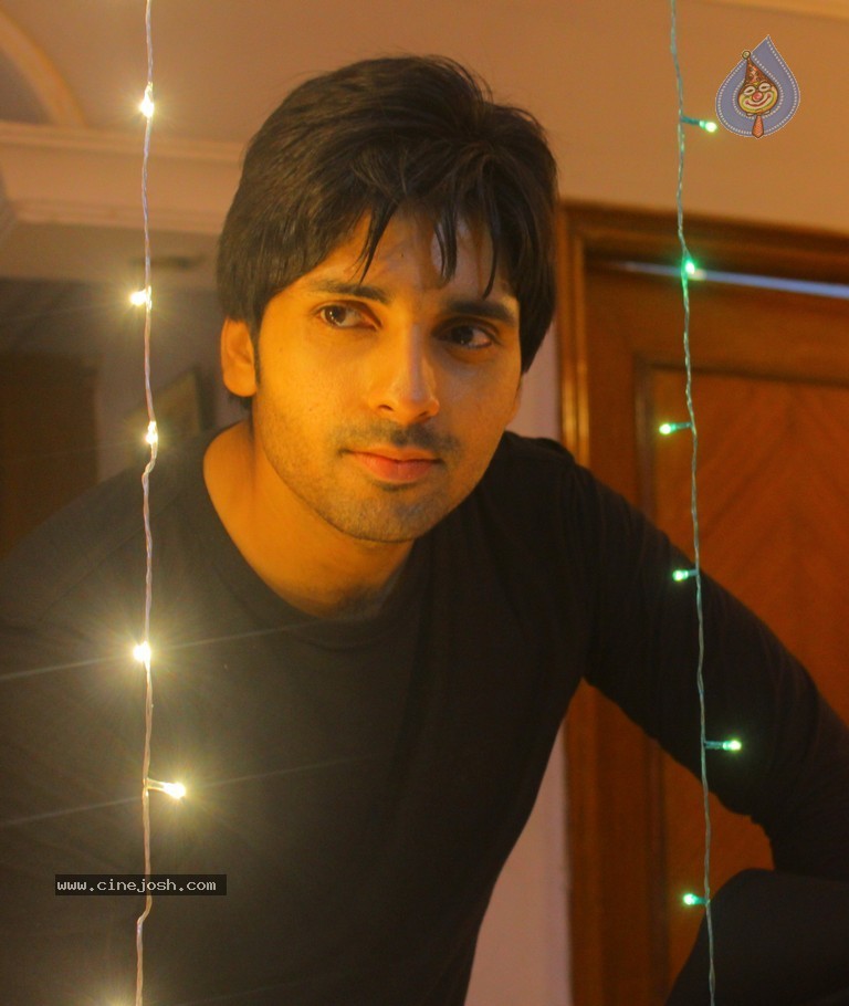 The End Movie Stills - 11 / 25 photos