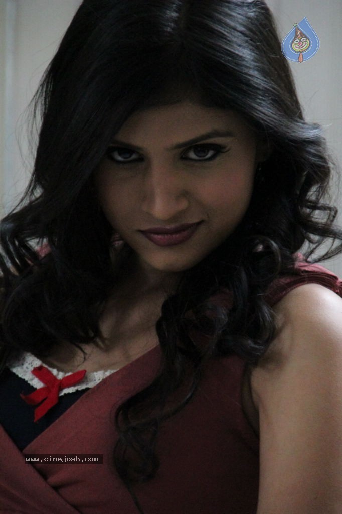 Theatre Lo Naluguru Movie Stills - 8 / 78 photos