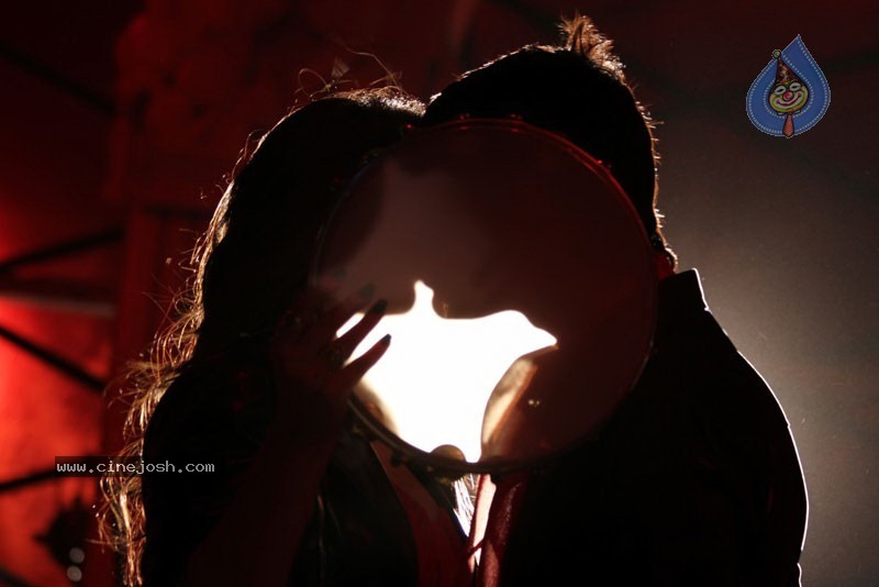 Theeya Velai Seiyyanum Kumaru Tamil Movie New Stills - 14 / 47 photos