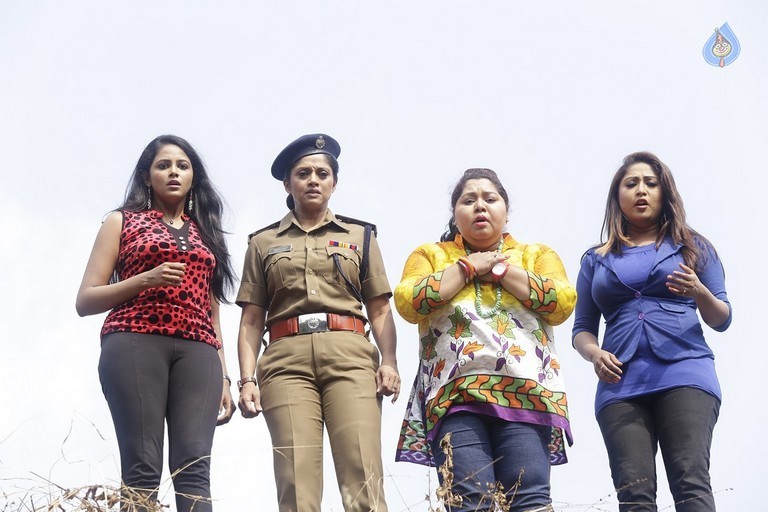 Thiraikku Varatha Kathai Tamil Movie Photos - 52 / 60 photos